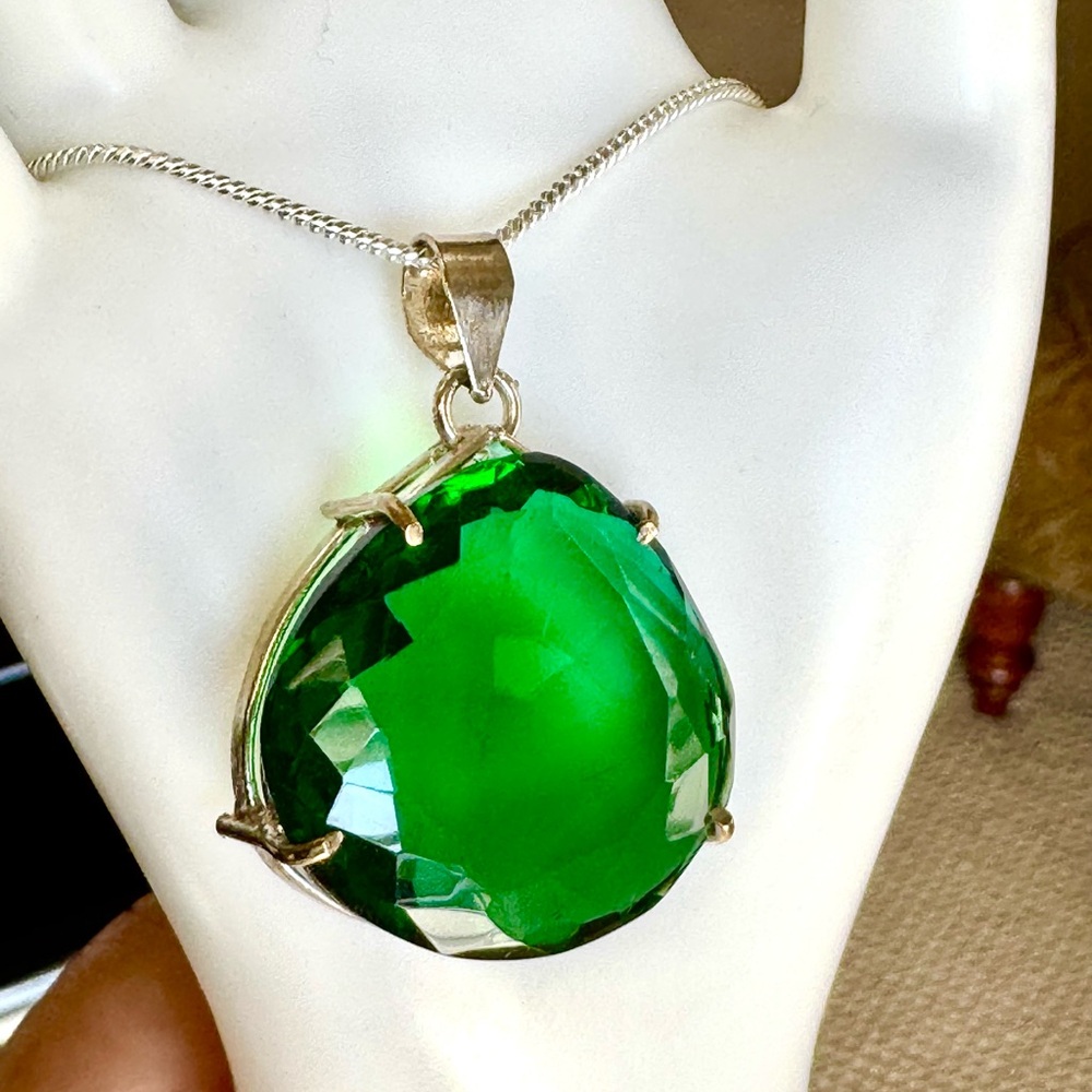 SOLD ‼️ Pear Shaped Green  Moldovite pendant\necklace